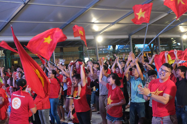 Hàng triệu CĐV vỡ òa khi Tiến Linh ghi bàn, Việt Nam dẫn trước Indonesia 3-0 - 5 Hàng triệu CĐV vỡ òa khi Tiến Linh ghi bàn, Việt Nam dẫn trước Indonesia 3-0 - 5