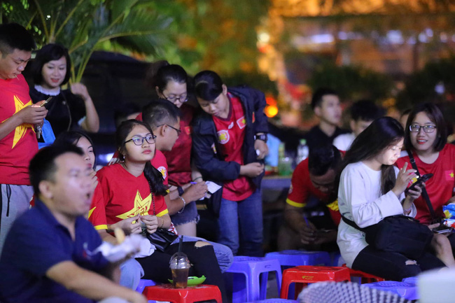 Hàng triệu CĐV vỡ òa khi Tiến Linh ghi bàn, Việt Nam dẫn trước Indonesia 3-0 - 20 Hàng triệu CĐV vỡ òa khi Tiến Linh ghi bàn, Việt Nam dẫn trước Indonesia 3-0 - 20