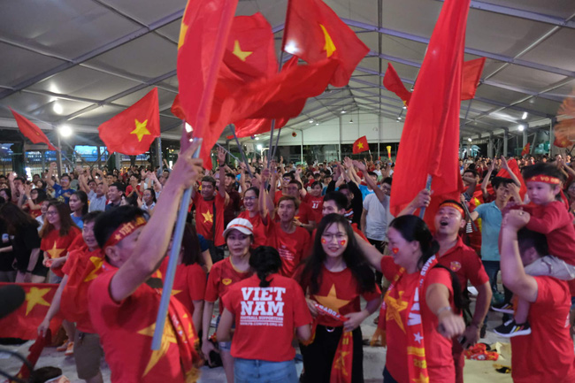 Hàng triệu CĐV vỡ òa khi Tiến Linh ghi bàn, Việt Nam dẫn trước Indonesia 3-0 - 6 Hàng triệu CĐV vỡ òa khi Tiến Linh ghi bàn, Việt Nam dẫn trước Indonesia 3-0 - 6