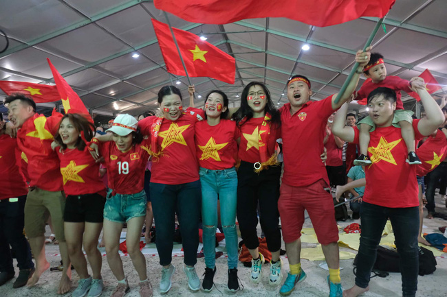 Hàng triệu CĐV vỡ òa khi Tiến Linh ghi bàn, Việt Nam dẫn trước Indonesia 3-0 - 7 Hàng triệu CĐV vỡ òa khi Tiến Linh ghi bàn, Việt Nam dẫn trước Indonesia 3-0 - 7