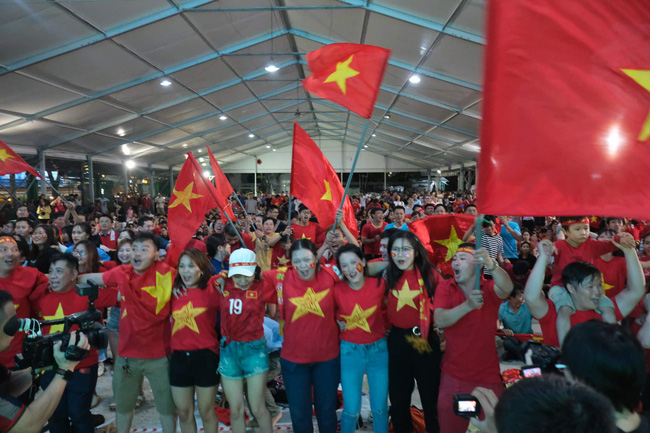 Hàng triệu CĐV vỡ òa khi Tiến Linh ghi bàn, Việt Nam dẫn trước Indonesia 3-0 Hàng triệu CĐV vỡ òa khi Tiến Linh ghi bàn, Việt Nam dẫn trước Indonesia 3-0