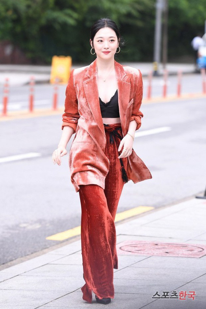 Đừng chỉ nhắc về Sulli với phong cách thời trang nổi loạn bởi cô có rất nhiều lần mặc đẹp khiến dân tình muốn lịm người - 1 Đừng chỉ nhắc về Sulli với phong cách thời trang nổi loạn bởi cô có rất nhiều lần mặc đẹp khiến dân tình muốn lịm người - 1