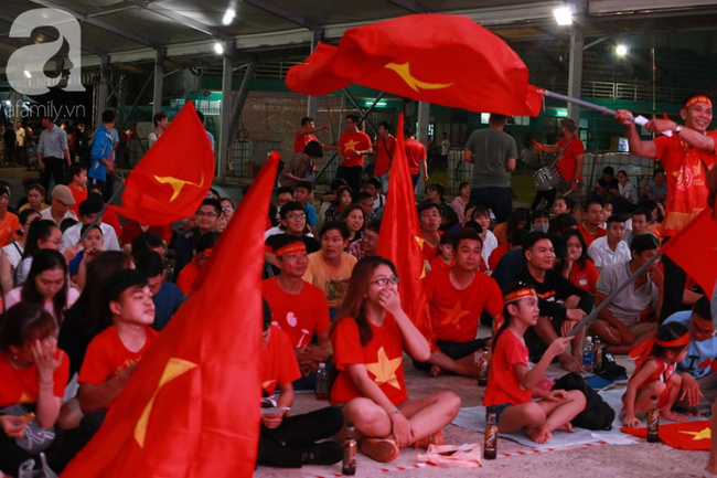 Thắng Indonesia 3-1, hàng ngàn CĐV Việt Nam hò reo, ôm nhau mừng chiến thắng thứ 2 liên tiếp tại vòng loại World Cup 2022 - 42 Thắng Indonesia 3-1, hàng ngàn CĐV Việt Nam hò reo, ôm nhau mừng chiến thắng thứ 2 liên tiếp tại vòng loại World Cup 2022 - 42