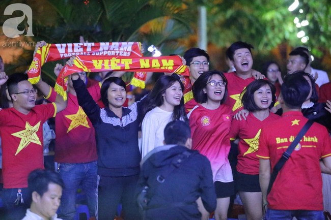 Thắng Indonesia 3-1, hàng ngàn CĐV Việt Nam hò reo, ôm nhau mừng chiến thắng thứ 2 liên tiếp tại vòng loại World Cup 2022 - 12 Thắng Indonesia 3-1, hàng ngàn CĐV Việt Nam hò reo, ôm nhau mừng chiến thắng thứ 2 liên tiếp tại vòng loại World Cup 2022 - 12