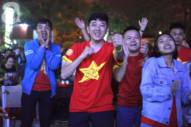 Thắng Indonesia 3-1, hàng ngàn CĐV Việt Nam hò reo, ôm nhau mừng chiến thắng thứ 2 liên tiếp tại vòng loại World Cup 2022 - 13 Thắng Indonesia 3-1, hàng ngàn CĐV Việt Nam hò reo, ôm nhau mừng chiến thắng thứ 2 liên tiếp tại vòng loại World Cup 2022 - 13