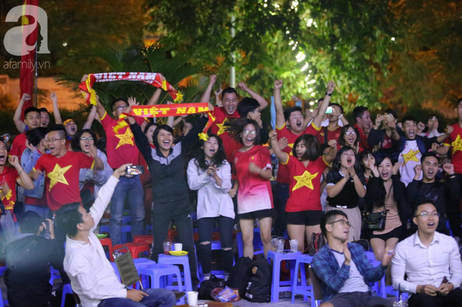 Thắng Indonesia 3-1, hàng ngàn CĐV Việt Nam hò reo, ôm nhau mừng chiến thắng thứ 2 liên tiếp tại vòng loại World Cup 2022 - 15 Thắng Indonesia 3-1, hàng ngàn CĐV Việt Nam hò reo, ôm nhau mừng chiến thắng thứ 2 liên tiếp tại vòng loại World Cup 2022 - 15