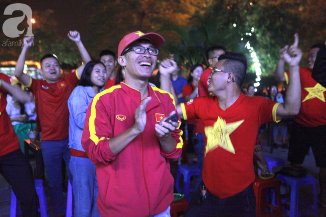 Thắng Indonesia 3-1, hàng ngàn CĐV Việt Nam hò reo, ôm nhau mừng chiến thắng thứ 2 liên tiếp tại vòng loại World Cup 2022 - 16 Thắng Indonesia 3-1, hàng ngàn CĐV Việt Nam hò reo, ôm nhau mừng chiến thắng thứ 2 liên tiếp tại vòng loại World Cup 2022 - 16
