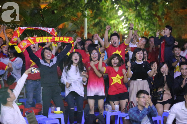 Thắng Indonesia 3-1, hàng ngàn CĐV Việt Nam hò reo, ôm nhau mừng chiến thắng thứ 2 liên tiếp tại vòng loại World Cup 2022 - 17 Thắng Indonesia 3-1, hàng ngàn CĐV Việt Nam hò reo, ôm nhau mừng chiến thắng thứ 2 liên tiếp tại vòng loại World Cup 2022 - 17