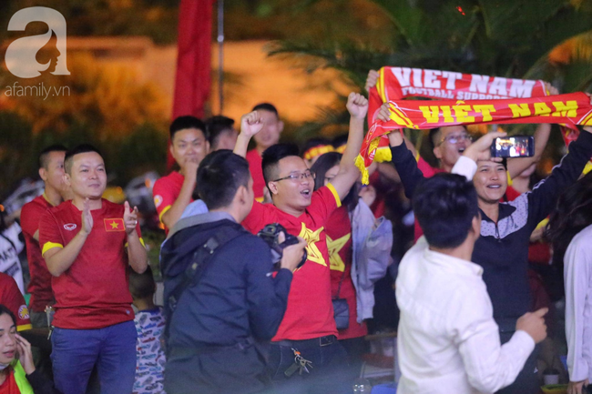 Thắng Indonesia 3-1, hàng ngàn CĐV Việt Nam hò reo, ôm nhau mừng chiến thắng thứ 2 liên tiếp tại vòng loại World Cup 2022 - 18 Thắng Indonesia 3-1, hàng ngàn CĐV Việt Nam hò reo, ôm nhau mừng chiến thắng thứ 2 liên tiếp tại vòng loại World Cup 2022 - 18