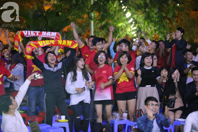 Thắng Indonesia 3-1, hàng ngàn CĐV Việt Nam hò reo, ôm nhau mừng chiến thắng thứ 2 liên tiếp tại vòng loại World Cup 2022 - 19 Thắng Indonesia 3-1, hàng ngàn CĐV Việt Nam hò reo, ôm nhau mừng chiến thắng thứ 2 liên tiếp tại vòng loại World Cup 2022 - 19