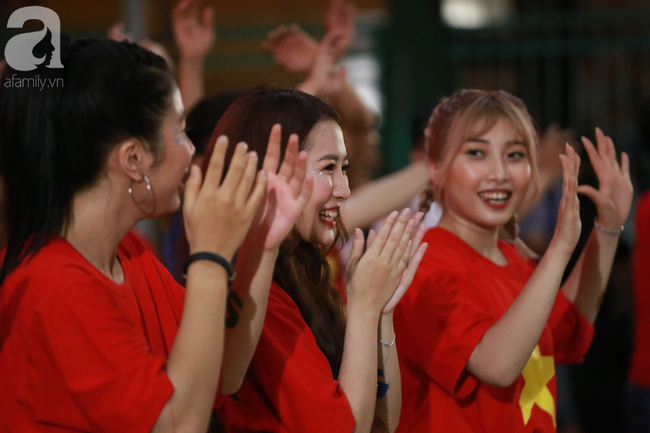 Thắng Indonesia 3-1, hàng ngàn CĐV Việt Nam hò reo, ôm nhau mừng chiến thắng thứ 2 liên tiếp tại vòng loại World Cup 2022 - 20 Thắng Indonesia 3-1, hàng ngàn CĐV Việt Nam hò reo, ôm nhau mừng chiến thắng thứ 2 liên tiếp tại vòng loại World Cup 2022 - 20