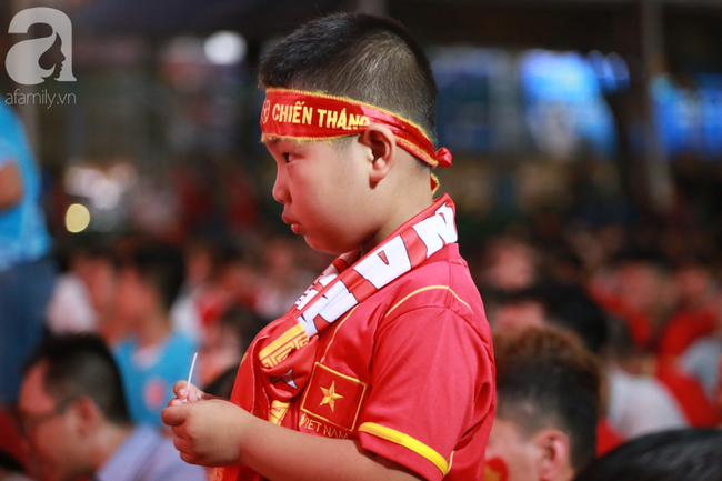 Thắng Indonesia 3-1, hàng ngàn CĐV Việt Nam hò reo, ôm nhau mừng chiến thắng thứ 2 liên tiếp tại vòng loại World Cup 2022 - 21 Thắng Indonesia 3-1, hàng ngàn CĐV Việt Nam hò reo, ôm nhau mừng chiến thắng thứ 2 liên tiếp tại vòng loại World Cup 2022 - 21