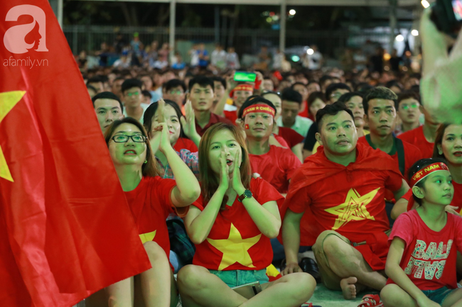 Thắng Indonesia 3-1, hàng ngàn CĐV Việt Nam hò reo, ôm nhau mừng chiến thắng thứ 2 liên tiếp tại vòng loại World Cup 2022 - 22 Thắng Indonesia 3-1, hàng ngàn CĐV Việt Nam hò reo, ôm nhau mừng chiến thắng thứ 2 liên tiếp tại vòng loại World Cup 2022 - 22