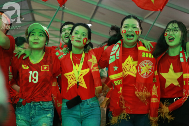 Thắng Indonesia 3-1, hàng ngàn CĐV Việt Nam hò reo, ôm nhau mừng chiến thắng thứ 2 liên tiếp tại vòng loại World Cup 2022 - 23 Thắng Indonesia 3-1, hàng ngàn CĐV Việt Nam hò reo, ôm nhau mừng chiến thắng thứ 2 liên tiếp tại vòng loại World Cup 2022 - 23
