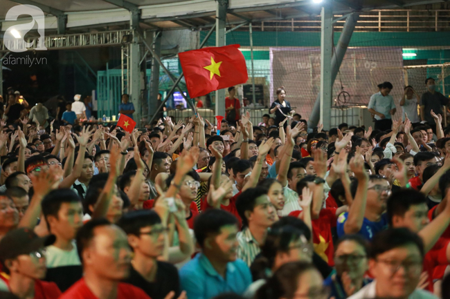 Thắng Indonesia 3-1, hàng ngàn CĐV Việt Nam hò reo, ôm nhau mừng chiến thắng thứ 2 liên tiếp tại vòng loại World Cup 2022 - 24 Thắng Indonesia 3-1, hàng ngàn CĐV Việt Nam hò reo, ôm nhau mừng chiến thắng thứ 2 liên tiếp tại vòng loại World Cup 2022 - 24