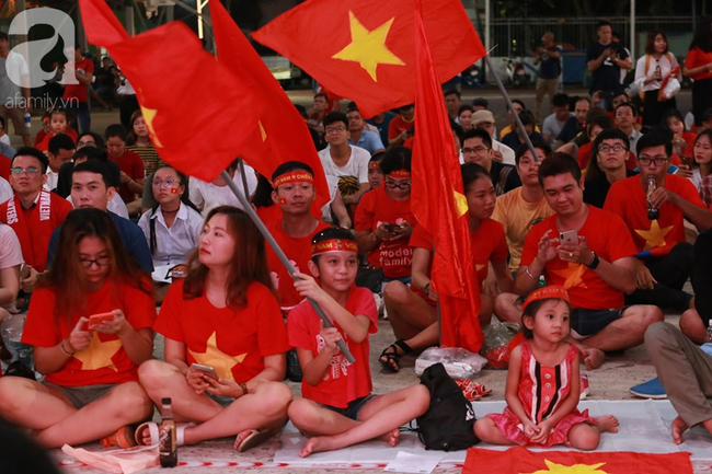 Thắng Indonesia 3-1, hàng ngàn CĐV Việt Nam hò reo, ôm nhau mừng chiến thắng thứ 2 liên tiếp tại vòng loại World Cup 2022 - 39 Thắng Indonesia 3-1, hàng ngàn CĐV Việt Nam hò reo, ôm nhau mừng chiến thắng thứ 2 liên tiếp tại vòng loại World Cup 2022 - 39