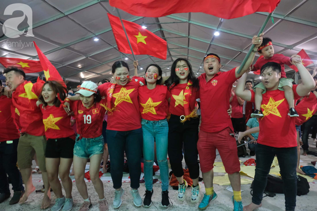 Thắng Indonesia 3-1, hàng ngàn CĐV Việt Nam hò reo, ôm nhau mừng chiến thắng thứ 2 liên tiếp tại vòng loại World Cup 2022 - 32 Thắng Indonesia 3-1, hàng ngàn CĐV Việt Nam hò reo, ôm nhau mừng chiến thắng thứ 2 liên tiếp tại vòng loại World Cup 2022 - 32