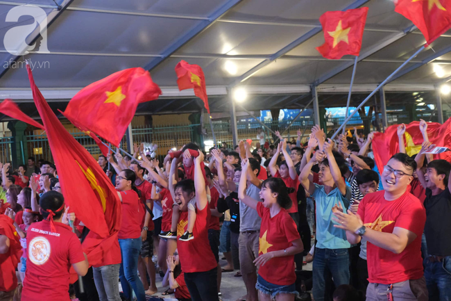 Thắng Indonesia 3-1, hàng ngàn CĐV Việt Nam hò reo, ôm nhau mừng chiến thắng thứ 2 liên tiếp tại vòng loại World Cup 2022 - 30 Thắng Indonesia 3-1, hàng ngàn CĐV Việt Nam hò reo, ôm nhau mừng chiến thắng thứ 2 liên tiếp tại vòng loại World Cup 2022 - 30