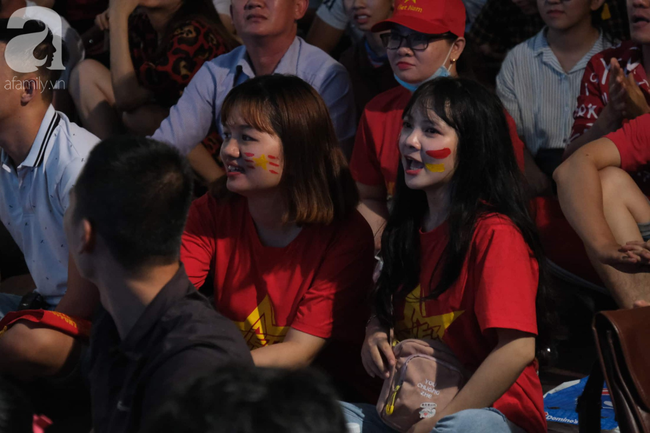 Thắng Indonesia 3-1, hàng ngàn CĐV Việt Nam hò reo, ôm nhau mừng chiến thắng thứ 2 liên tiếp tại vòng loại World Cup 2022 - 26 Thắng Indonesia 3-1, hàng ngàn CĐV Việt Nam hò reo, ôm nhau mừng chiến thắng thứ 2 liên tiếp tại vòng loại World Cup 2022 - 26