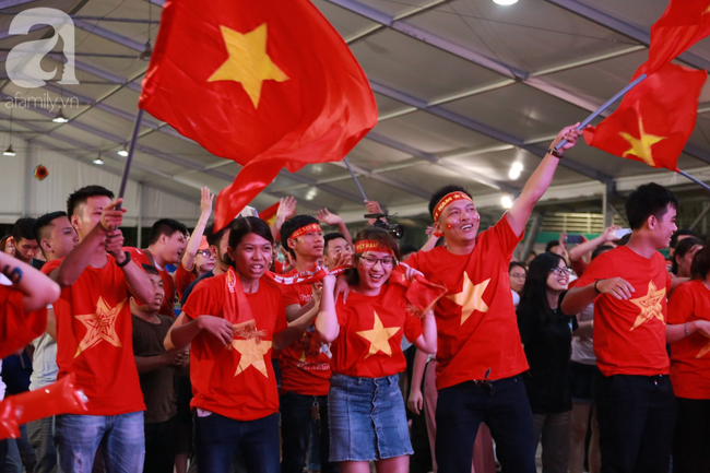 Thắng Indonesia 3-1, hàng ngàn CĐV Việt Nam hò reo, ôm nhau mừng chiến thắng thứ 2 liên tiếp tại vòng loại World Cup 2022 - 3 Thắng Indonesia 3-1, hàng ngàn CĐV Việt Nam hò reo, ôm nhau mừng chiến thắng thứ 2 liên tiếp tại vòng loại World Cup 2022 - 3
