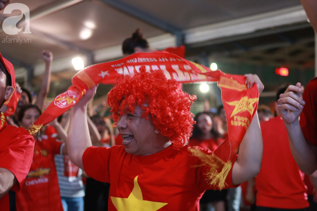 Thắng Indonesia 3-1, hàng ngàn CĐV Việt Nam hò reo, ôm nhau mừng chiến thắng thứ 2 liên tiếp tại vòng loại World Cup 2022 - 4 Thắng Indonesia 3-1, hàng ngàn CĐV Việt Nam hò reo, ôm nhau mừng chiến thắng thứ 2 liên tiếp tại vòng loại World Cup 2022 - 4