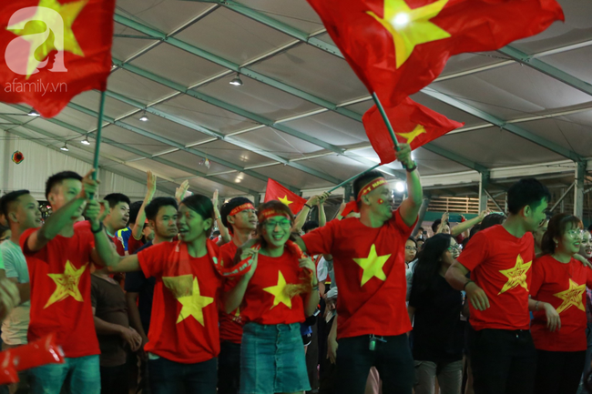 Thắng Indonesia 3-1, hàng ngàn CĐV Việt Nam hò reo, ôm nhau mừng chiến thắng thứ 2 liên tiếp tại vòng loại World Cup 2022 - 5 Thắng Indonesia 3-1, hàng ngàn CĐV Việt Nam hò reo, ôm nhau mừng chiến thắng thứ 2 liên tiếp tại vòng loại World Cup 2022 - 5