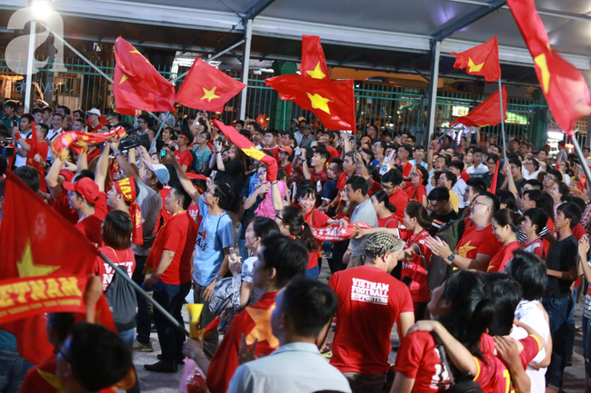 Thắng Indonesia 3-1, hàng ngàn CĐV Việt Nam hò reo, ôm nhau mừng chiến thắng thứ 2 liên tiếp tại vòng loại World Cup 2022 Thắng Indonesia 3-1, hàng ngàn CĐV Việt Nam hò reo, ôm nhau mừng chiến thắng thứ 2 liên tiếp tại vòng loại World Cup 2022