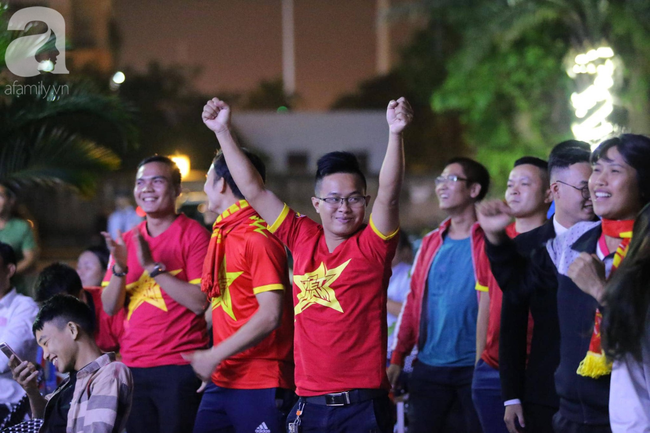 Thắng Indonesia 3-1, hàng ngàn CĐV Việt Nam hò reo, ôm nhau mừng chiến thắng thứ 2 liên tiếp tại vòng loại World Cup 2022 - 1 Thắng Indonesia 3-1, hàng ngàn CĐV Việt Nam hò reo, ôm nhau mừng chiến thắng thứ 2 liên tiếp tại vòng loại World Cup 2022 - 1
