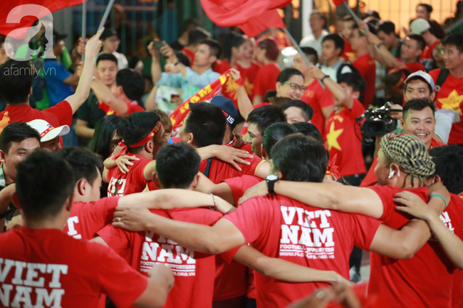 Thắng Indonesia 3-1, hàng ngàn CĐV Việt Nam hò reo, ôm nhau mừng chiến thắng thứ 2 liên tiếp tại vòng loại World Cup 2022 - 2 Thắng Indonesia 3-1, hàng ngàn CĐV Việt Nam hò reo, ôm nhau mừng chiến thắng thứ 2 liên tiếp tại vòng loại World Cup 2022 - 2