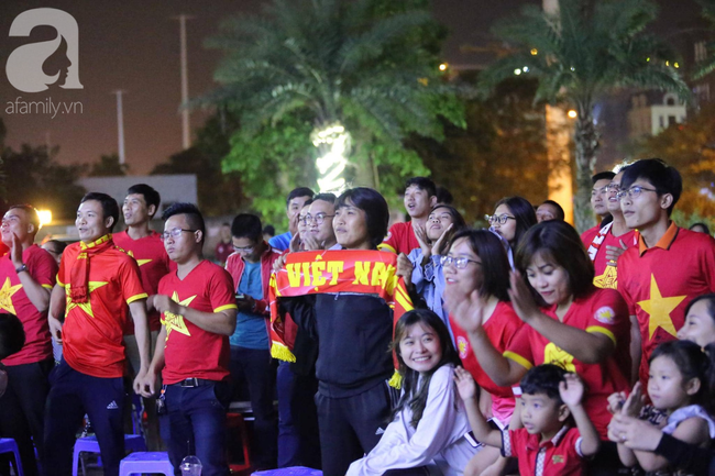 Thắng Indonesia 3-1, hàng ngàn CĐV Việt Nam hò reo, ôm nhau mừng chiến thắng thứ 2 liên tiếp tại vòng loại World Cup 2022 - 8 Thắng Indonesia 3-1, hàng ngàn CĐV Việt Nam hò reo, ôm nhau mừng chiến thắng thứ 2 liên tiếp tại vòng loại World Cup 2022 - 8