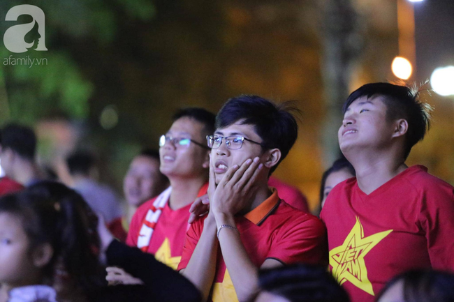 Thắng Indonesia 3-1, hàng ngàn CĐV Việt Nam hò reo, ôm nhau mừng chiến thắng thứ 2 liên tiếp tại vòng loại World Cup 2022 - 9 Thắng Indonesia 3-1, hàng ngàn CĐV Việt Nam hò reo, ôm nhau mừng chiến thắng thứ 2 liên tiếp tại vòng loại World Cup 2022 - 9