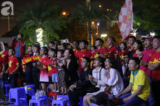Thắng Indonesia 3-1, hàng ngàn CĐV Việt Nam hò reo, ôm nhau mừng chiến thắng thứ 2 liên tiếp tại vòng loại World Cup 2022 - 10 Thắng Indonesia 3-1, hàng ngàn CĐV Việt Nam hò reo, ôm nhau mừng chiến thắng thứ 2 liên tiếp tại vòng loại World Cup 2022 - 10