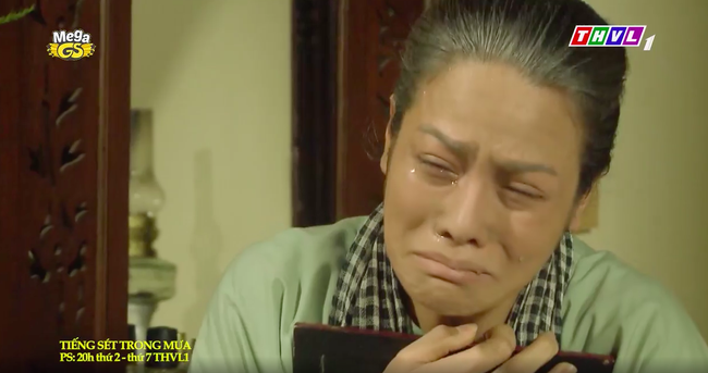 'Tiếng sét trong mưa': Vỡ òa khi Thị Bình - Nhật Kim Anh ôm di ảnh, khóc nghẹn nhận ra Khải Duy cả đời chỉ yêu cô - 5 'Tiếng sét trong mưa': Vỡ òa khi Thị Bình - Nhật Kim Anh ôm di ảnh, khóc nghẹn nhận ra Khải Duy cả đời chỉ yêu cô - 5