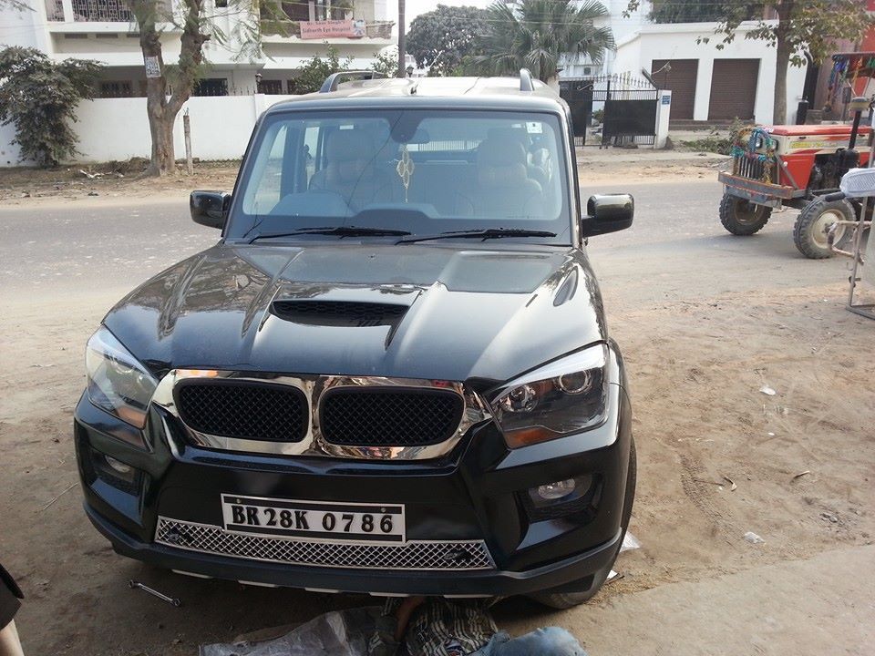 Biến ô tô giá rẻ thành xe sang BMW, sở thích của dân chơi Ấn - 3 Biến ô tô giá rẻ thành xe sang BMW, sở thích của dân chơi Ấn - 3