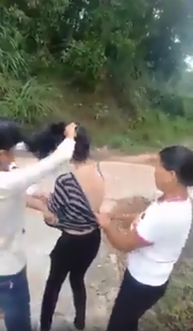 Xôn xao cảnh người phụ nữ bị nhóm người đánh ghen, cắt tóc, lột sạch đồ ngay giữa đường - 2 Xôn xao cảnh người phụ nữ bị nhóm người đánh ghen, cắt tóc, lột sạch đồ ngay giữa đường - 2