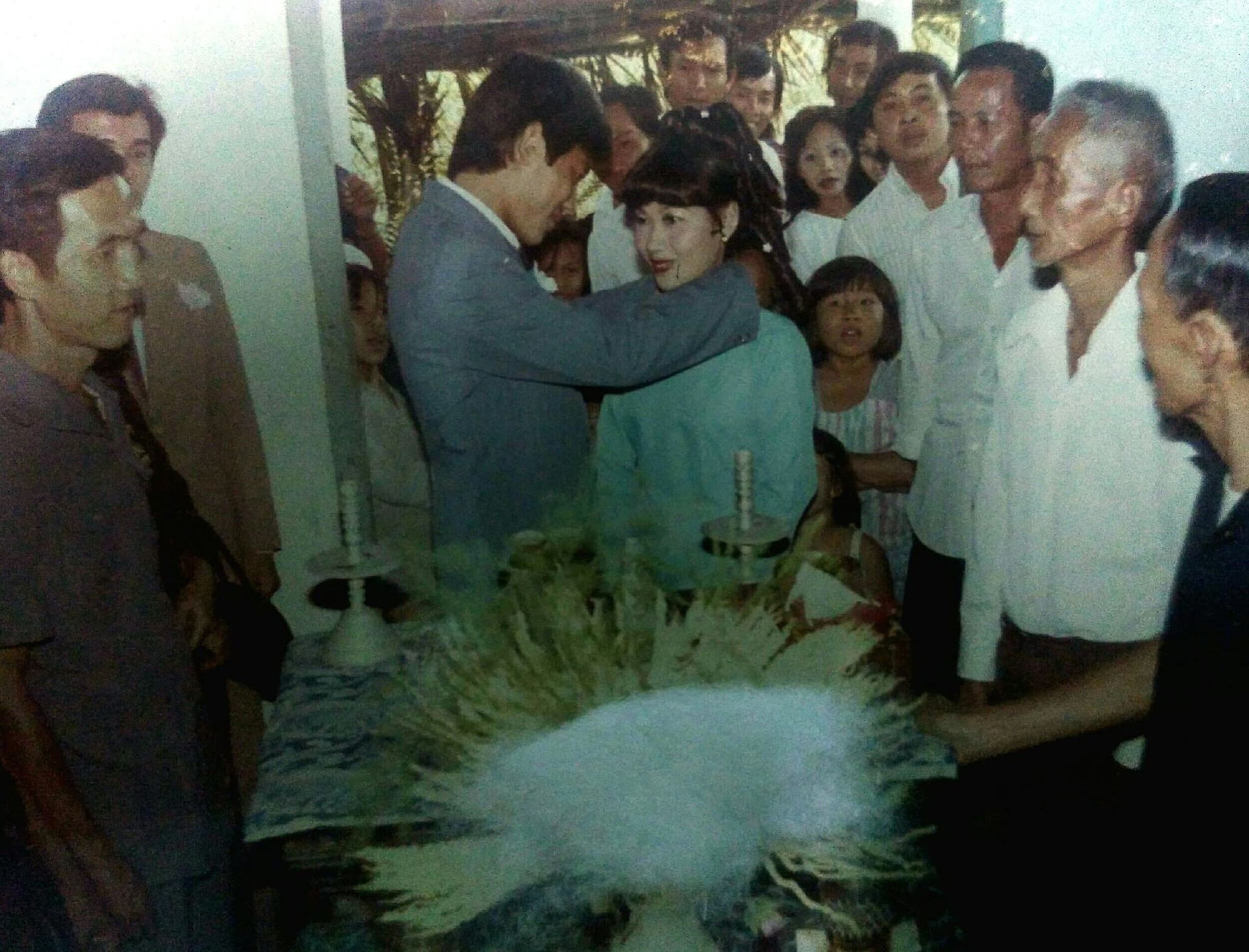 31 năm trước uống một cốc nước mía bên đường, người đàn ông mê luôn cô bán hàng, diễn một 'cú lừa' rồi thành công cưới về làm vợ - 4 31 năm trước uống một cốc nước mía bên đường, người đàn ông mê luôn cô bán hàng, diễn một 'cú lừa' rồi thành công cưới về làm vợ - 4