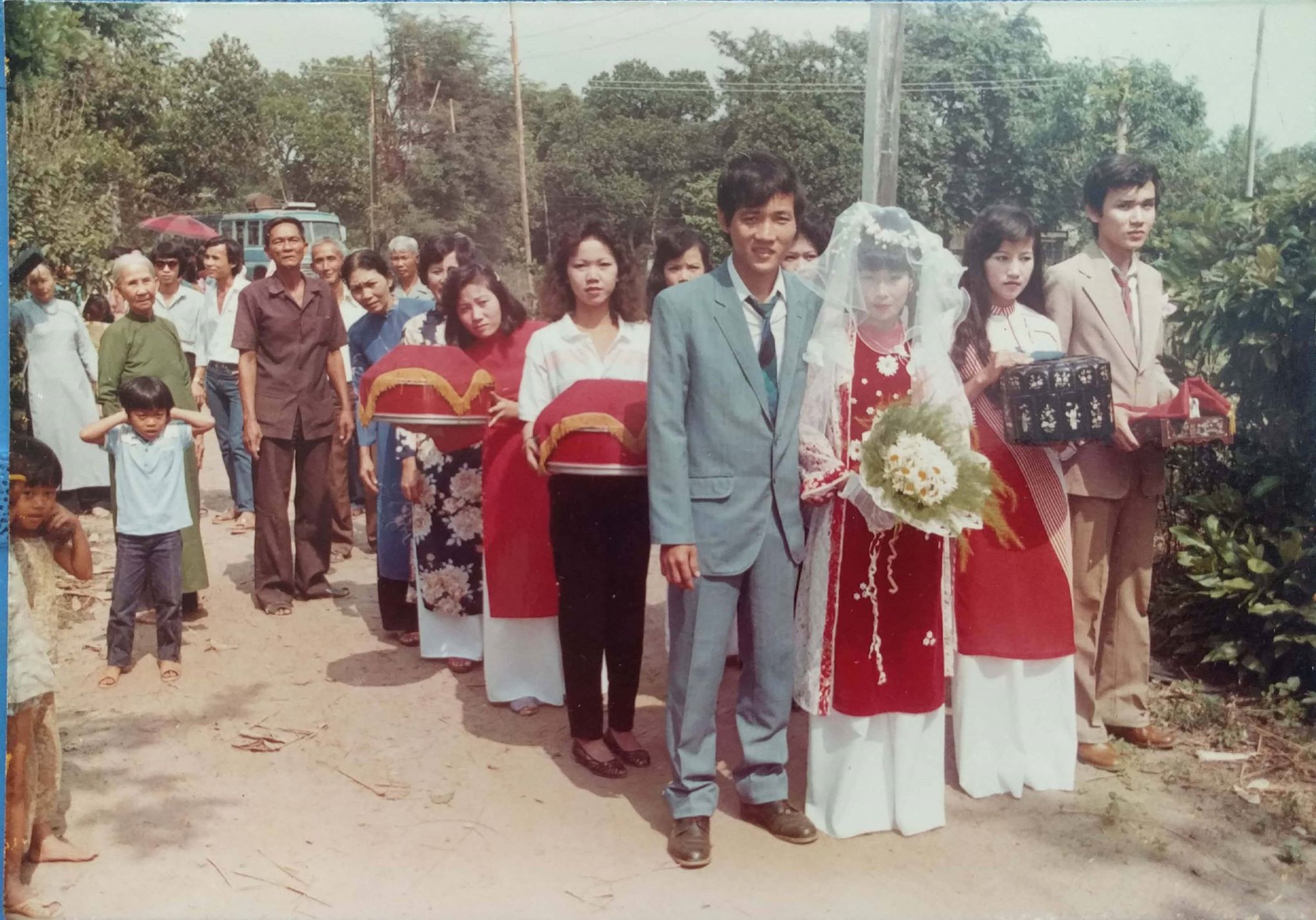 31 năm trước uống một cốc nước mía bên đường, người đàn ông mê luôn cô bán hàng, diễn một 'cú lừa' rồi thành công cưới về làm vợ - 5 31 năm trước uống một cốc nước mía bên đường, người đàn ông mê luôn cô bán hàng, diễn một 'cú lừa' rồi thành công cưới về làm vợ - 5