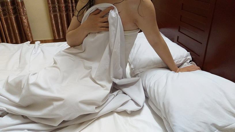 Chồng lặng người xem nhật ký nóng bỏng của vợ và gã trai đào mỏ Chồng lặng người xem nhật ký nóng bỏng của vợ và gã trai đào mỏ