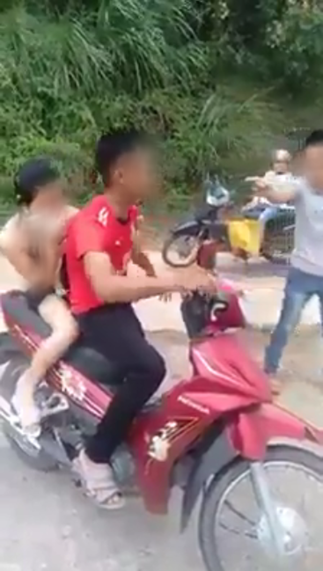 Xôn xao cảnh người phụ nữ bị nhóm người đánh ghen, cắt tóc, lột sạch đồ ngay giữa đường - 5 Xôn xao cảnh người phụ nữ bị nhóm người đánh ghen, cắt tóc, lột sạch đồ ngay giữa đường - 5