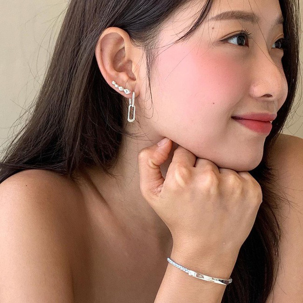 Làn da của bạn sẽ biến chuyển thần kỳ thế nào nếu bắt chước Hà Tăng thêm dầu dưỡng da vào quy trình skincare? - 2 Làn da của bạn sẽ biến chuyển thần kỳ thế nào nếu bắt chước Hà Tăng thêm dầu dưỡng da vào quy trình skincare? - 2