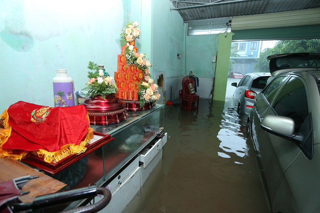 Mưa lớn ngập lụt, chú rể cùng nhà trai 'bơi' quãng đường 4 km sang nhà gái đưa sính lễ Mưa lớn ngập lụt, chú rể cùng nhà trai 'bơi' quãng đường 4 km sang nhà gái đưa sính lễ