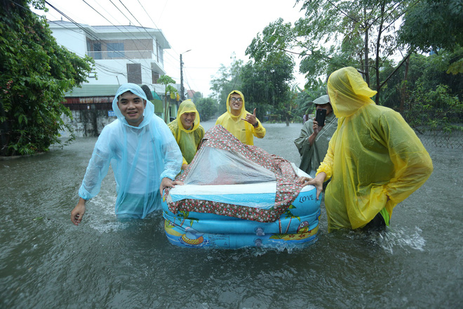 Mưa lớn ngập lụt, chú rể cùng nhà trai 'bơi' quãng đường 4 km sang nhà gái đưa sính lễ - 2 Mưa lớn ngập lụt, chú rể cùng nhà trai 'bơi' quãng đường 4 km sang nhà gái đưa sính lễ - 2