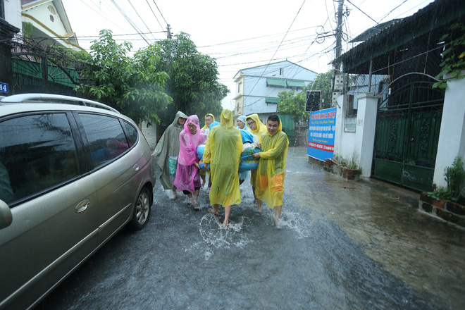 Mưa lớn ngập lụt, chú rể cùng nhà trai 'bơi' quãng đường 4 km sang nhà gái đưa sính lễ - 3 Mưa lớn ngập lụt, chú rể cùng nhà trai 'bơi' quãng đường 4 km sang nhà gái đưa sính lễ - 3