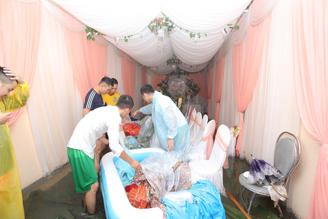 Mưa lớn ngập lụt, chú rể cùng nhà trai 'bơi' quãng đường 4 km sang nhà gái đưa sính lễ - 6 Mưa lớn ngập lụt, chú rể cùng nhà trai 'bơi' quãng đường 4 km sang nhà gái đưa sính lễ - 6