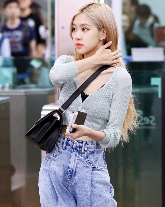 4 kiểu diện cardigan 'càn quét' sân bay của idol Hàn: Các nàng chớ bỏ qua khi mùa lạnh dần đến - 11 4 kiểu diện cardigan 'càn quét' sân bay của idol Hàn: Các nàng chớ bỏ qua khi mùa lạnh dần đến - 11