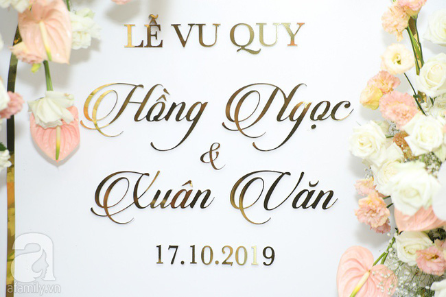 Lễ ăn hỏi của Giang Hồng Ngọc tại nhà riêng: Không gian trang nhã phủ đầy hoa tươi, cô dâu xinh đẹp vừa dịu dàng vừa gợi cảm - 12 Lễ ăn hỏi của Giang Hồng Ngọc tại nhà riêng: Không gian trang nhã phủ đầy hoa tươi, cô dâu xinh đẹp vừa dịu dàng vừa gợi cảm - 12