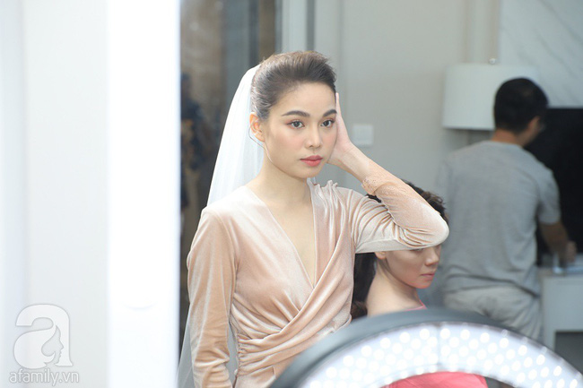 Lễ ăn hỏi của Giang Hồng Ngọc tại nhà riêng: Không gian trang nhã phủ đầy hoa tươi, cô dâu xinh đẹp vừa dịu dàng vừa gợi cảm - 1 Lễ ăn hỏi của Giang Hồng Ngọc tại nhà riêng: Không gian trang nhã phủ đầy hoa tươi, cô dâu xinh đẹp vừa dịu dàng vừa gợi cảm - 1