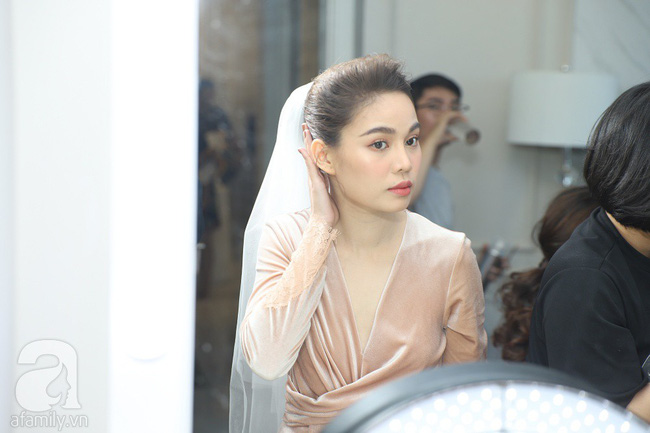 Lễ ăn hỏi của Giang Hồng Ngọc tại nhà riêng: Không gian trang nhã phủ đầy hoa tươi, cô dâu xinh đẹp vừa dịu dàng vừa gợi cảm - 2 Lễ ăn hỏi của Giang Hồng Ngọc tại nhà riêng: Không gian trang nhã phủ đầy hoa tươi, cô dâu xinh đẹp vừa dịu dàng vừa gợi cảm - 2