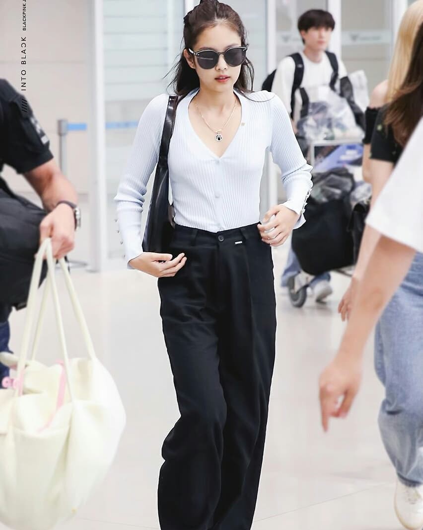 4 kiểu diện cardigan 'càn quét' sân bay của idol Hàn: Các nàng chớ bỏ qua khi mùa lạnh dần đến - 6 4 kiểu diện cardigan 'càn quét' sân bay của idol Hàn: Các nàng chớ bỏ qua khi mùa lạnh dần đến - 6