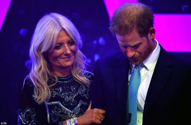 Dự sự kiện cùng với vợ, Hoàng tử Harry suýt bật khóc khi nhắc đến Meghan Markle trong bài phát biểu của mình nhưng bị chê là 'giả tạo' Dự sự kiện cùng với vợ, Hoàng tử Harry suýt bật khóc khi nhắc đến Meghan Markle trong bài phát biểu của mình nhưng bị chê là 'giả tạo'